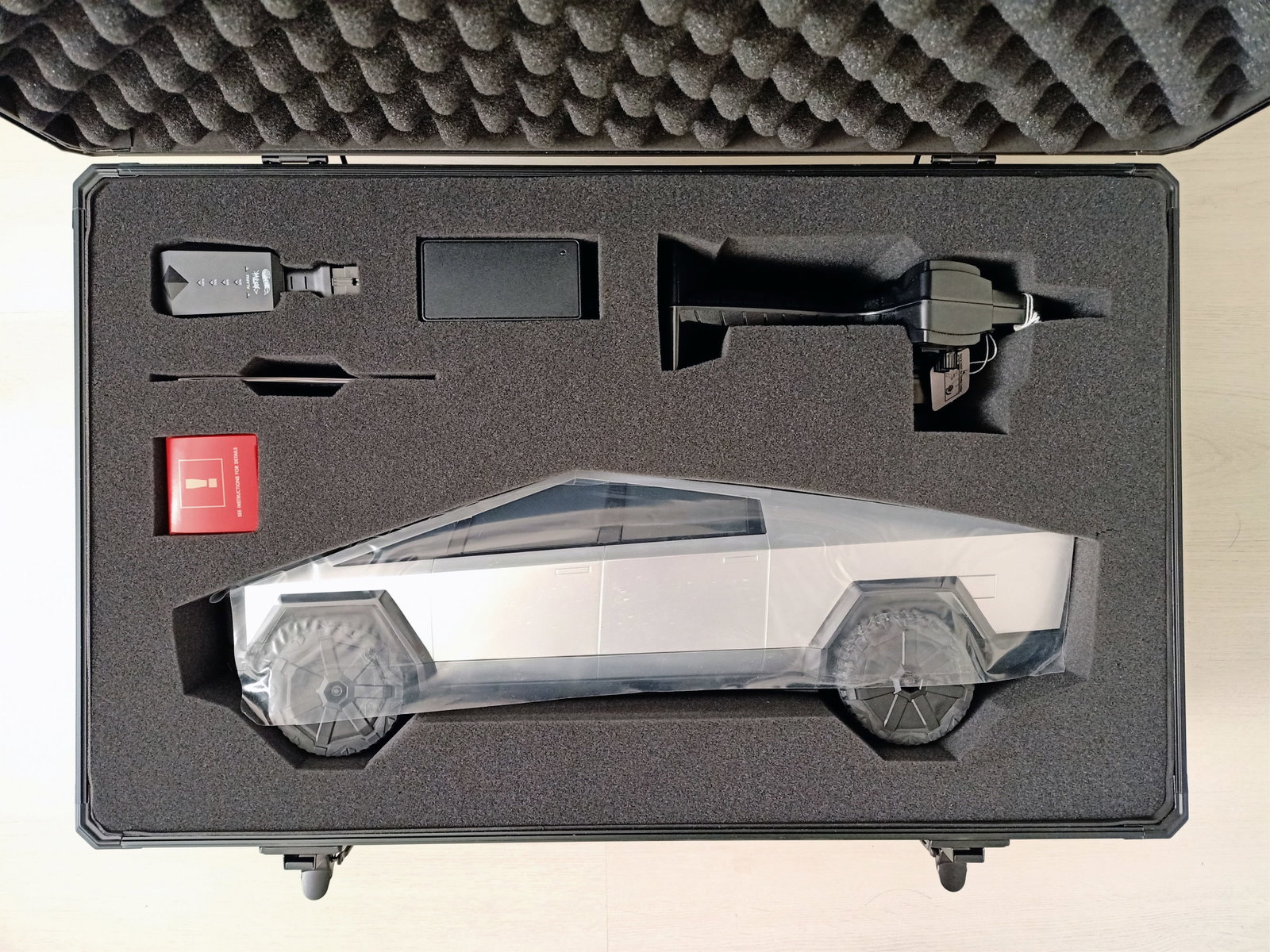 Hot Wheels® R/C Tesla Cybertruck GXG31-9993 (Limited Edition!) Scale 1:10 - Sold Out! (#0567) - 3
