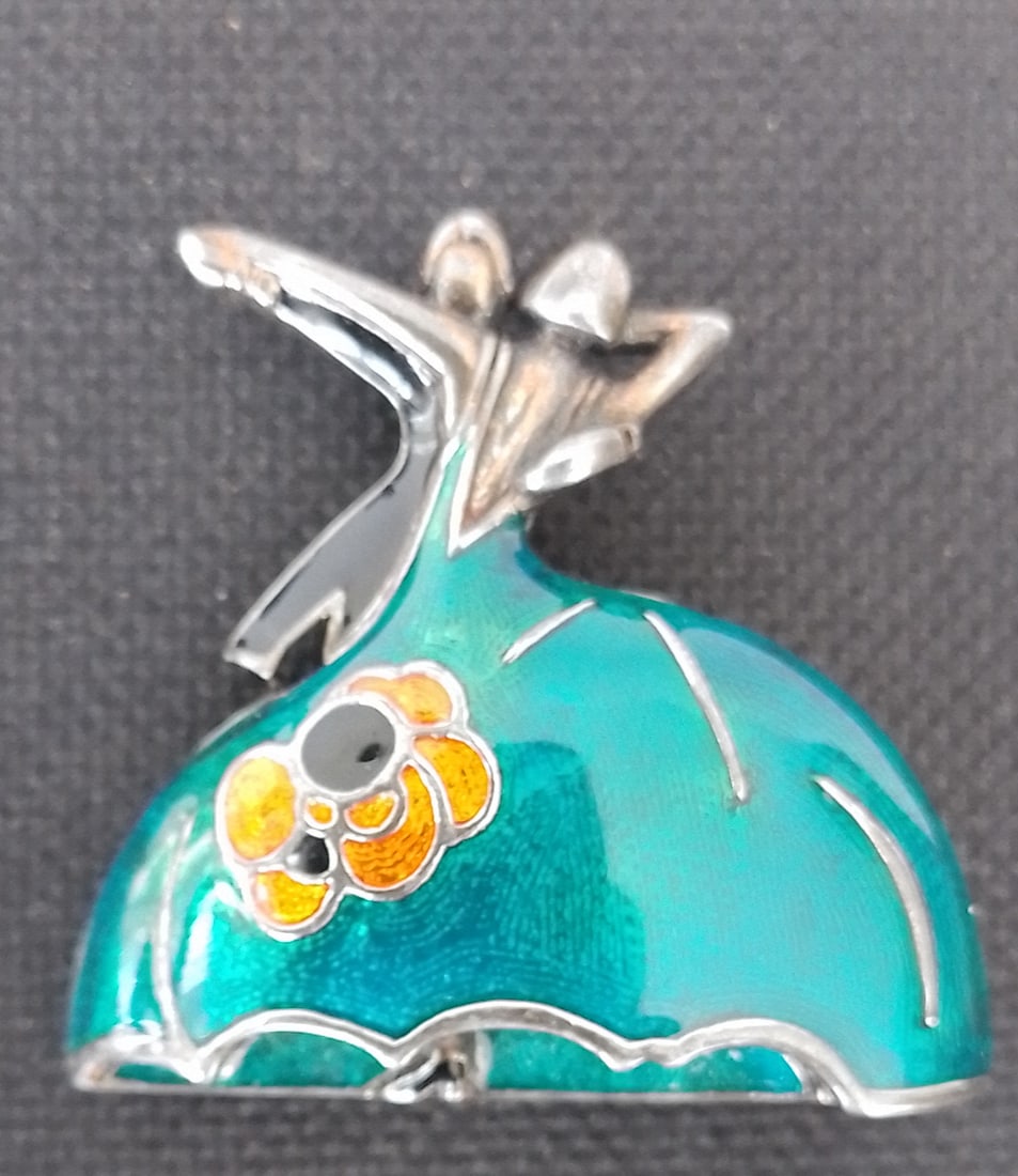 Age of Jazz Dancers By Past Times: Title: Age of Jazz Dancers By Past Times Description: Past Times Brooch. Age of Jazz Dancers. Shows great movement. Striking enamelled flowing dress. Condition: Used Delivery option: Collection