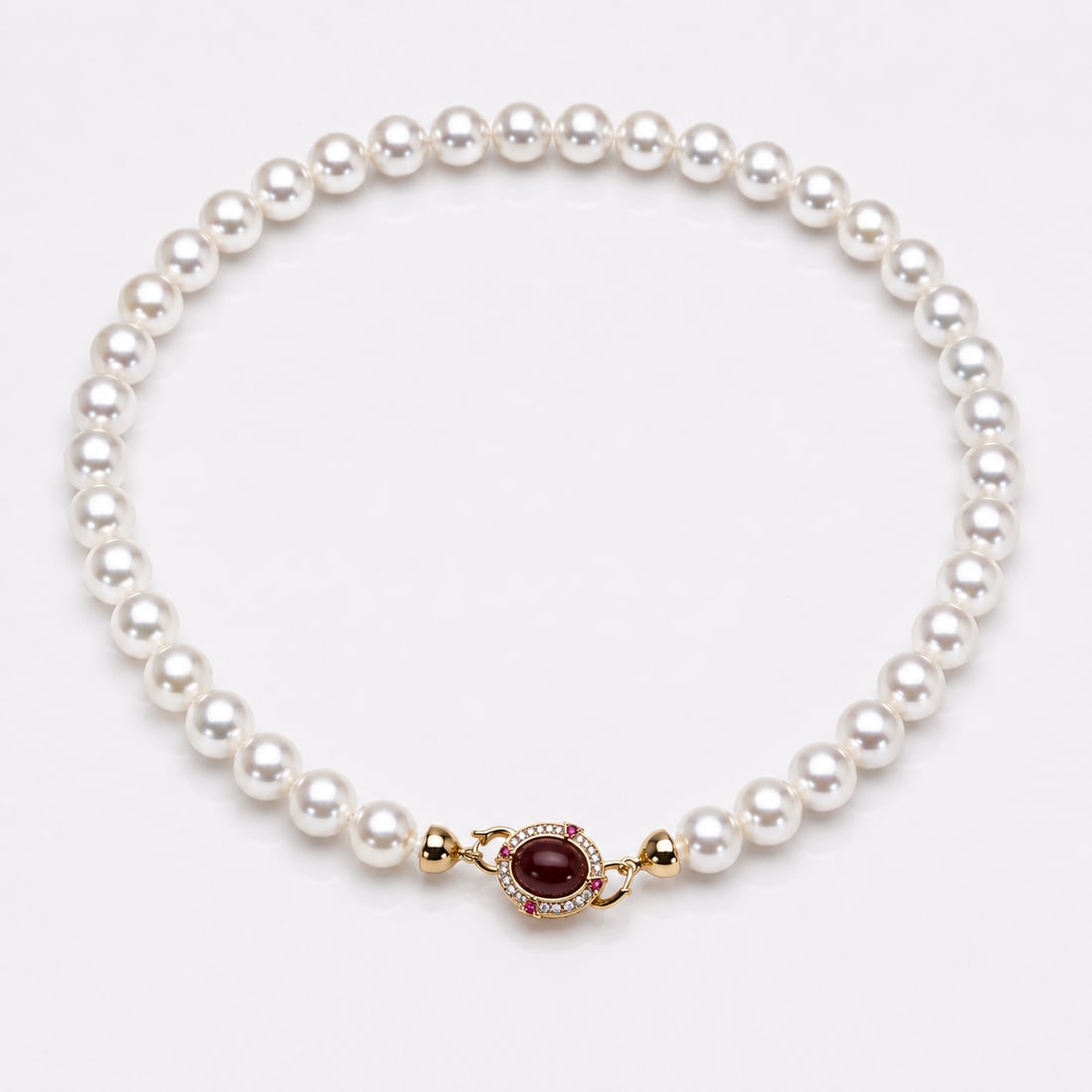 Classic White Pearl Necklace With Decorative Carnelian Clasp: Title: Classic White Pearl Necklace With Decorative Carnelian Clasp Description: Elegant necklace featuring luminous white pearls with a beautiful satin lustre, carefully strung to create a timeless