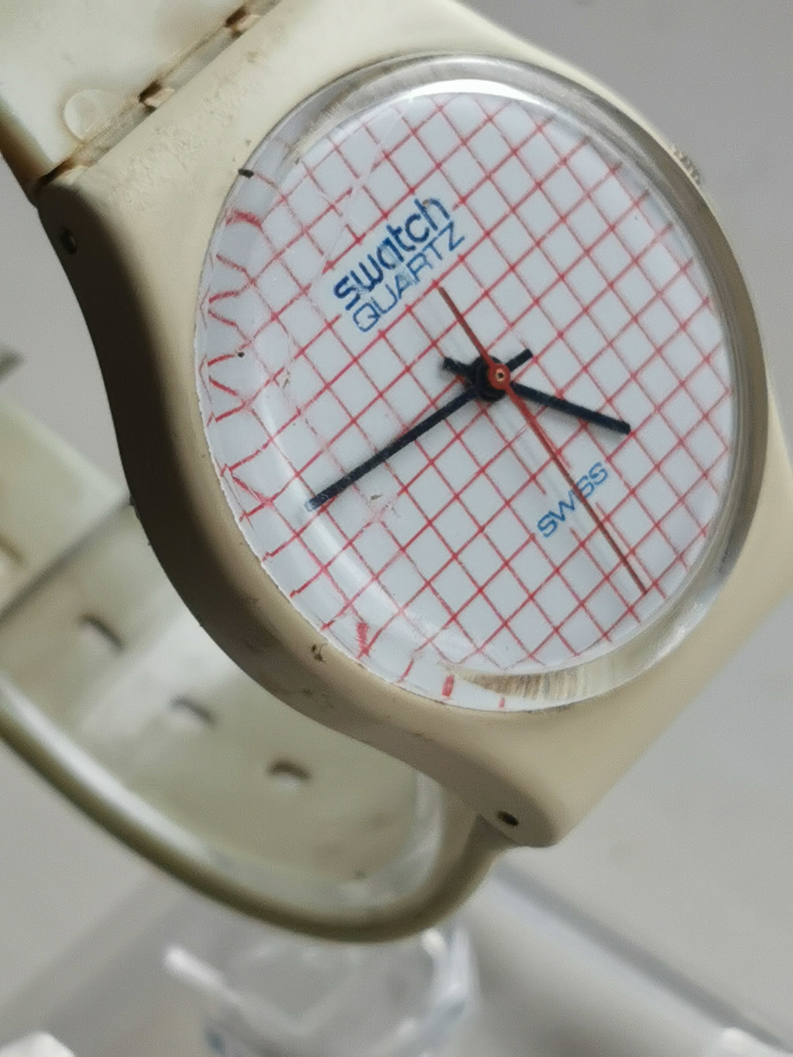 Rare Vintage 1980s Swatch Quartz Grid Dial Watch: Title: Rare Vintage 1980s Swatch Quartz Grid Dial Watch Description: Rare Vintage 1980s Swatch Quartz Grid Dial Watch – Approx 36mm Including Crown, Ticking Early and increasingly rare vintage