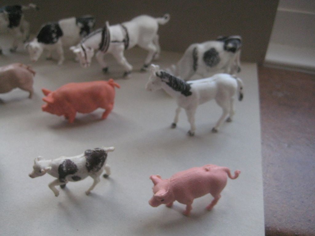 A Group of 12 Vintage Plastic Farm Animals - 3