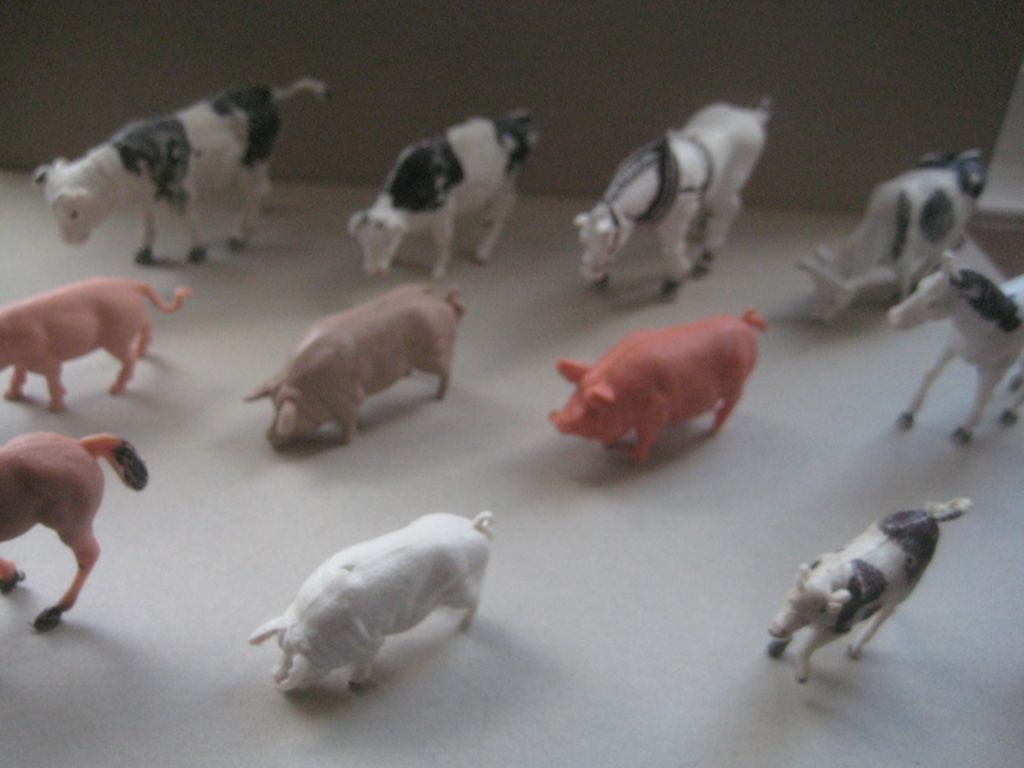 A Group of 12 Vintage Plastic Farm Animals - 4