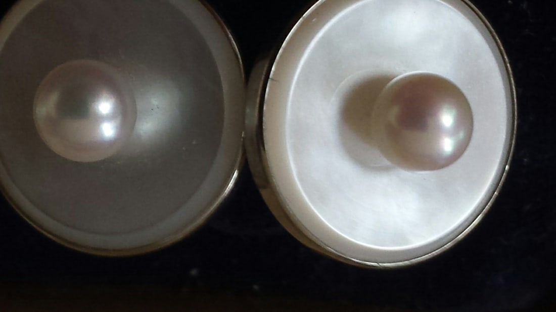 A Rare Pair of Vintage ""14k"" White Gold Mikimoto Pearl and Mother-of-Pearl Cufflinks - 2