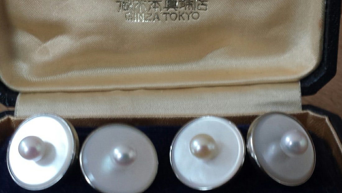 A Rare Pair of Vintage ""14k"" White Gold Mikimoto Pearl and Mother-of-Pearl Cufflinks - 5
