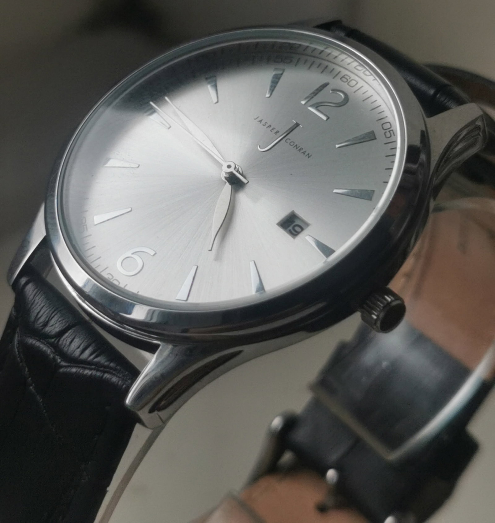 Jasper Conran 3028-60 Men's Watch: Title: Jasper Conran 3028-60 Men's Watch Description: A Classic Jasper Conran men's wristwatch featuring a polished stainless steel round case and an elegant silver sunburst brushed dial. The