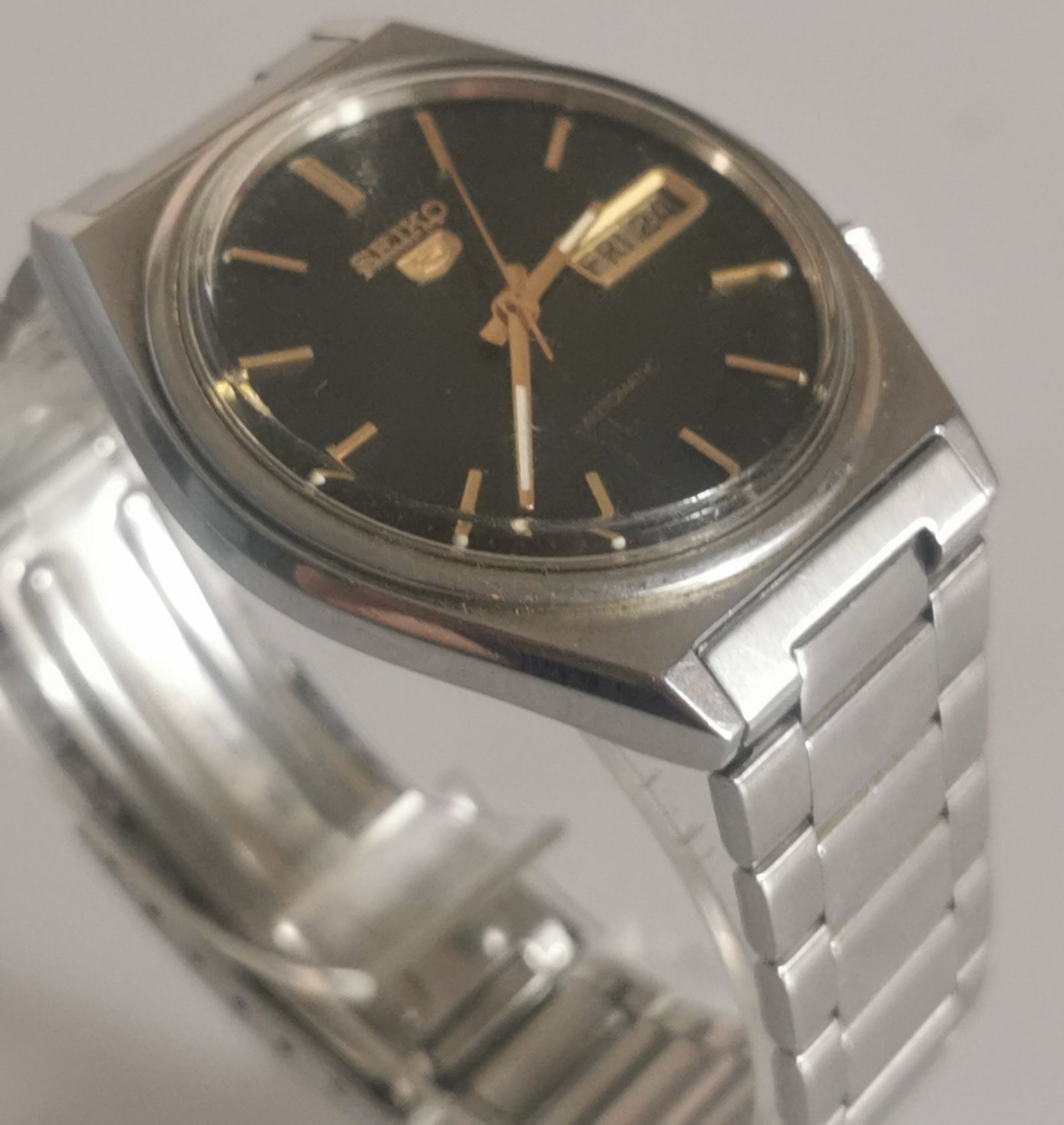 Vintage Seiko 5 Automatic - Black & Gold Dial - Ref. 7009-3140: Title: Vintage Seiko 5 Automatic - Black & Gold Dial - Ref. 7009-3140 Description: Classic vintage Seiko 5 automatic gentleman's wristwatch with day/date function, in working order. A