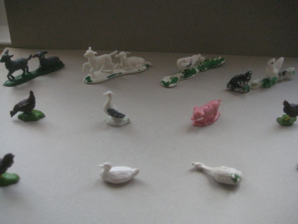 A Group of 12 Vintage Plastic Farm Animals - 4