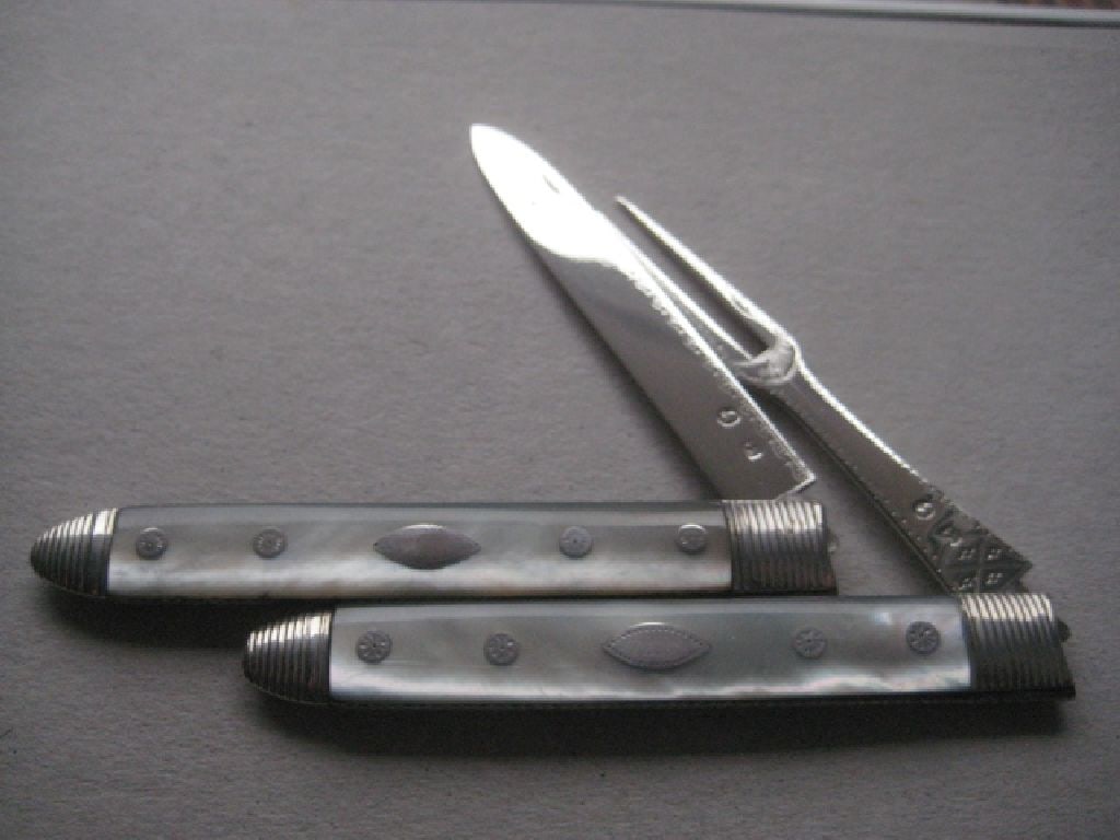 Large George III Mother of Pearl Hafted Matching Silver Bladed Folding Fruit Knife and Folding Fo...: Title: Large George III Mother of Pearl Hafted Matching Silver Bladed Folding Fruit Knife and Folding Fork Description: Large George III Mother of Pearl Hafted Matching Silver Bladed Fo