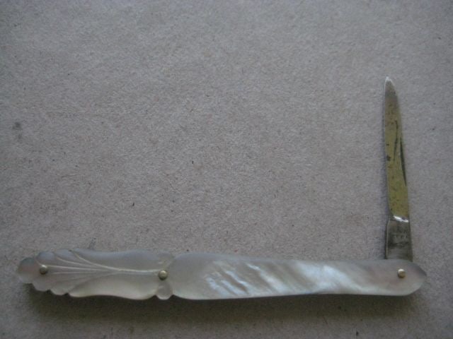 Antique Mother of Pearl Hafted Quill Bladed Penknife, c1900: Title: Antique Mother of Pearl Hafted Quill Bladed Penknife, c1900 Description: Antique Mother of Pearl Hafted Quill Bladed Penknife. Dates to around 1900. Length open is 4.25 Inches.
