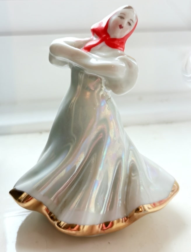 Superb Beryoska Russian Dancer Figurine. Dulevo Porcelain Works. USSR Soviet Union: Title: Superb Beryoska Russian Dancer Figurine. Dulevo Porcelain Works. USSR Soviet Union Description: Beautiful Beryozka (Берёзка) Russian dancer figurine