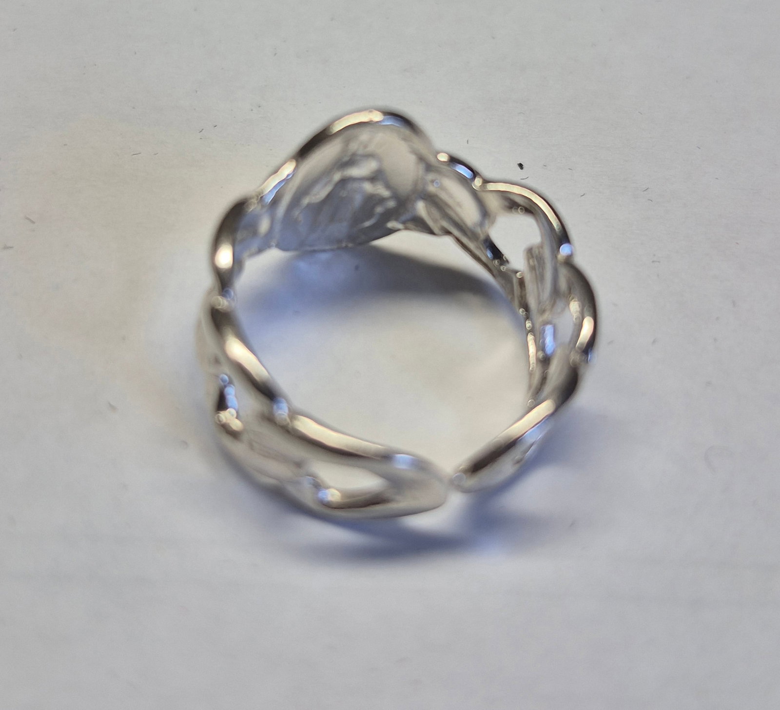 925 Sterling Silver Openwork Chain Link Ring – 2.7g: Title: 925 Sterling Silver Openwork Chain Link Ring – 2.7g Description: Modern and stylish openwork ring crafted from genuine 925 sterling silver. The design features interlocking