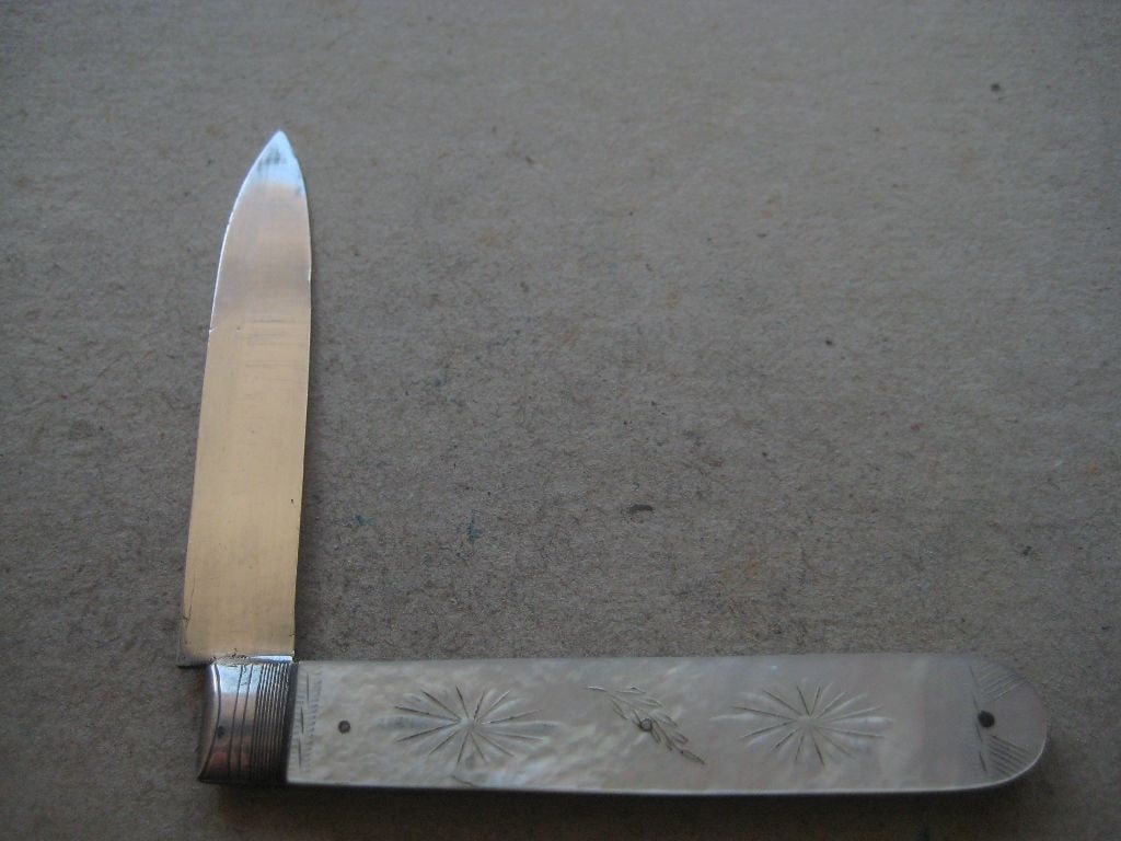 William IV Matching Mother of Pearl Hafted Silver Bladed Folding Fruit Knife and Folding Fork - 3
