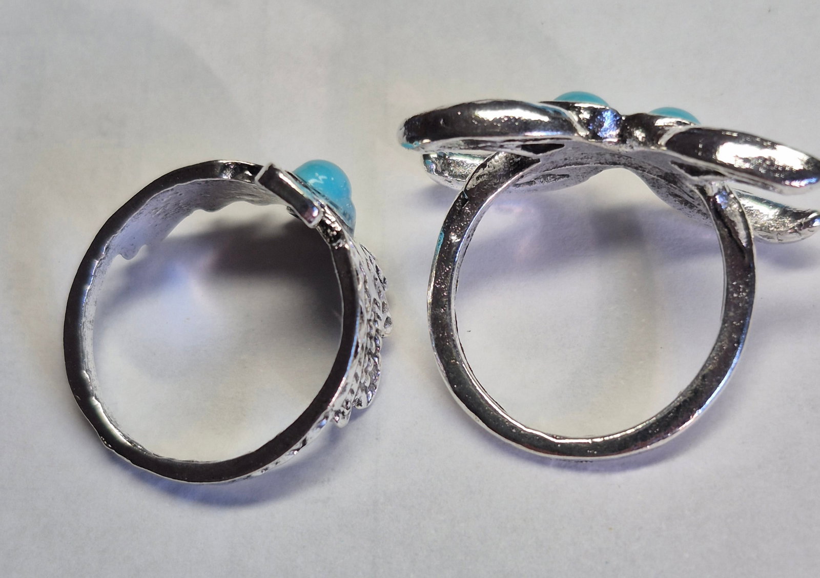 Vintage Style Silver Plated Ring With Turquoise-Coloured Cabochons – 5.6g: Title: Vintage Style Silver Plated Ring With Turquoise-Coloured Cabochons – 5.6g Description: Decorative vintage-style ring featuring three turquoise-coloured cabochon stones set in an elegant