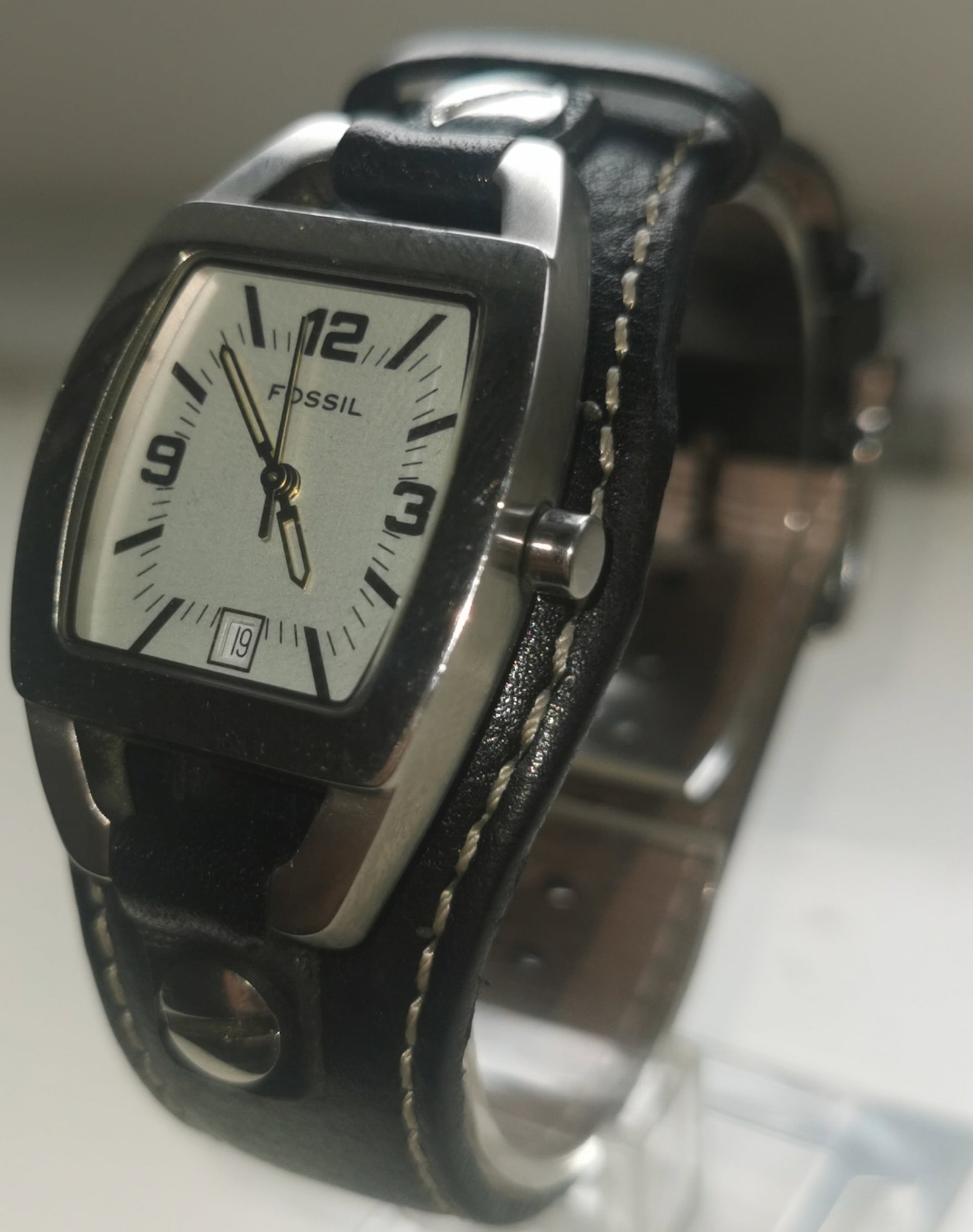 Fossil 90s Retro Men's Tonneau Watch Wide Leather Cuff Strap Working VGC: Title: Fossil 90s Retro Men's Tonneau Watch Wide Leather Cuff Strap Working VGC Description: Fossil Retro Watch with Original Wide Leather Cuff Strap • Brand: Fossil • Movement: Quartz