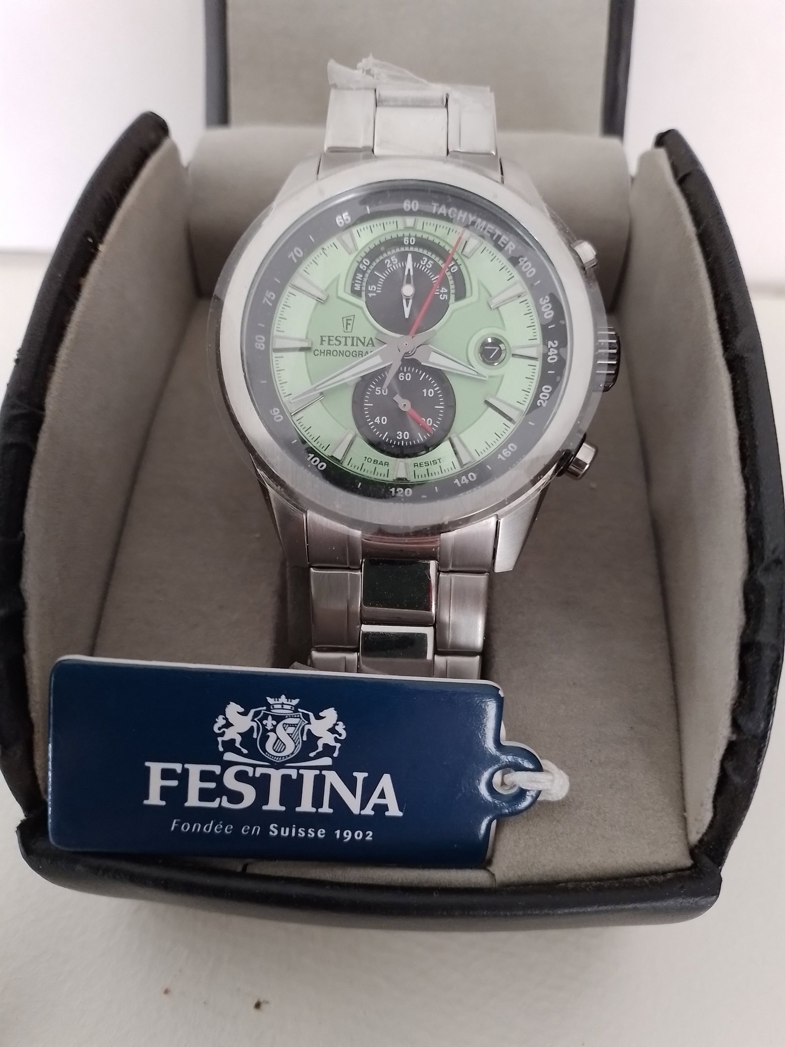 Festina Quartz Green Faced Wrist Watch: Title: Festina Quartz Green Faced Wrist Watch Description: Festina quartz watch with brushed stainless steel wrist band. In new condition. Not in original box Condition: New Delivery
