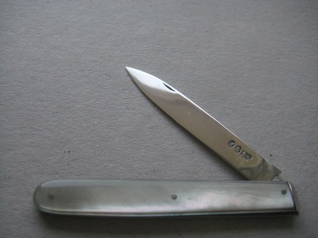 George III Mother of Pearl Hafted Silver Bladed Folding Fruit Knife: Title: George III Mother of Pearl Hafted Silver Bladed Folding Fruit Knife Description: George III Mother of Pearl Hafted Silver Bladed Folding Fruit Knife. The plain mother of pearl