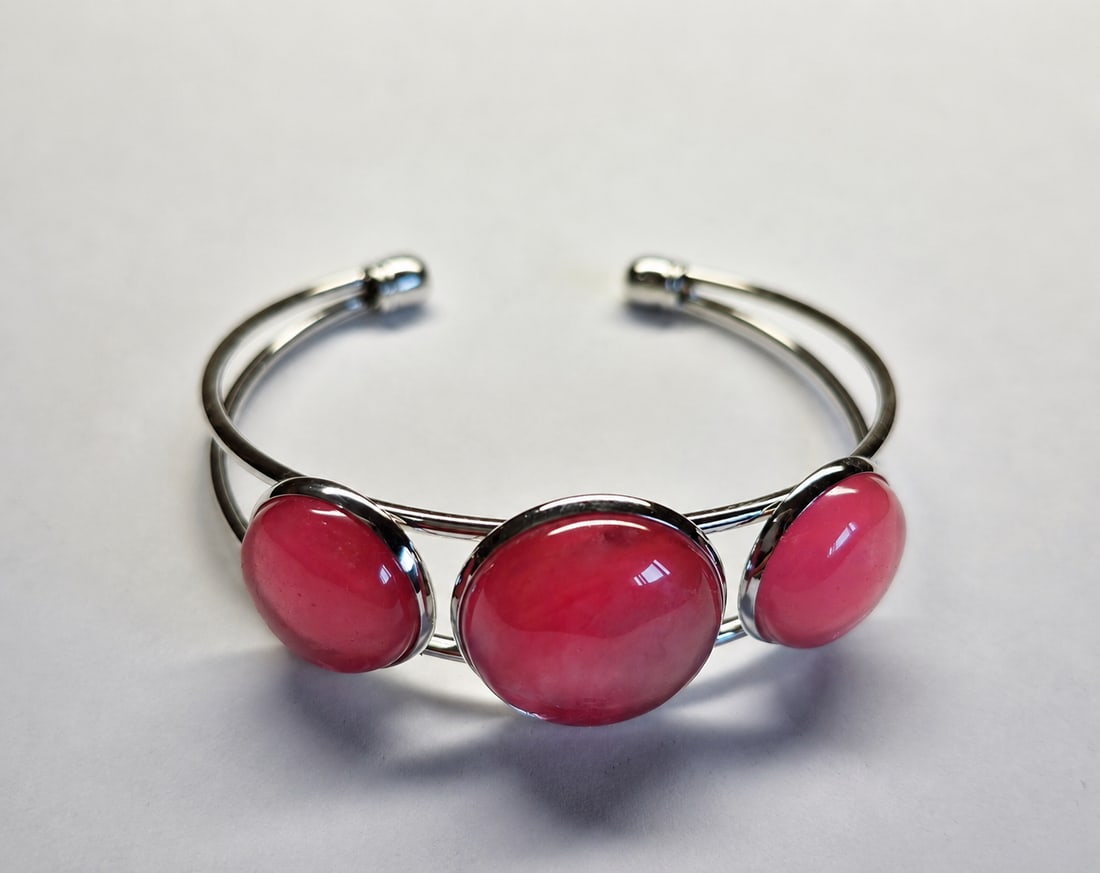 Stainless Steel Open Bangle Bracelet With Carnelian Cabochon Stones: Title: Stainless Steel Open Bangle Bracelet With Carnelian Cabochon Stones Description: Stylish open bangle bracelet crafted from durable stainless steel and set with three polished carnelian-style