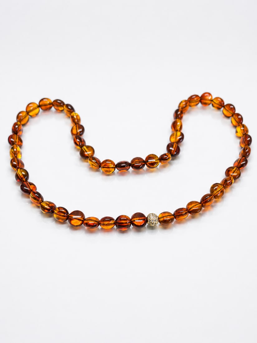 Baltic Amber Beaded Necklace With Crystal Accent – 48 cm: Title: Baltic Amber Beaded Necklace With Crystal Accent – 48 cm Description: Elegant amber-tone beaded necklace featuring polished translucent beads in warm cognac and honey shades. The