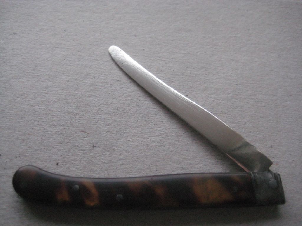 Rare George III Scimitar Silver Bladed Folding Fruit Knife: Title: Rare George III Scimitar Silver Bladed Folding Fruit Knife Description: Rare George III Silver Scimitar Bladed Folding Fruit Knife. Length open is 5.75 Inches. Condit