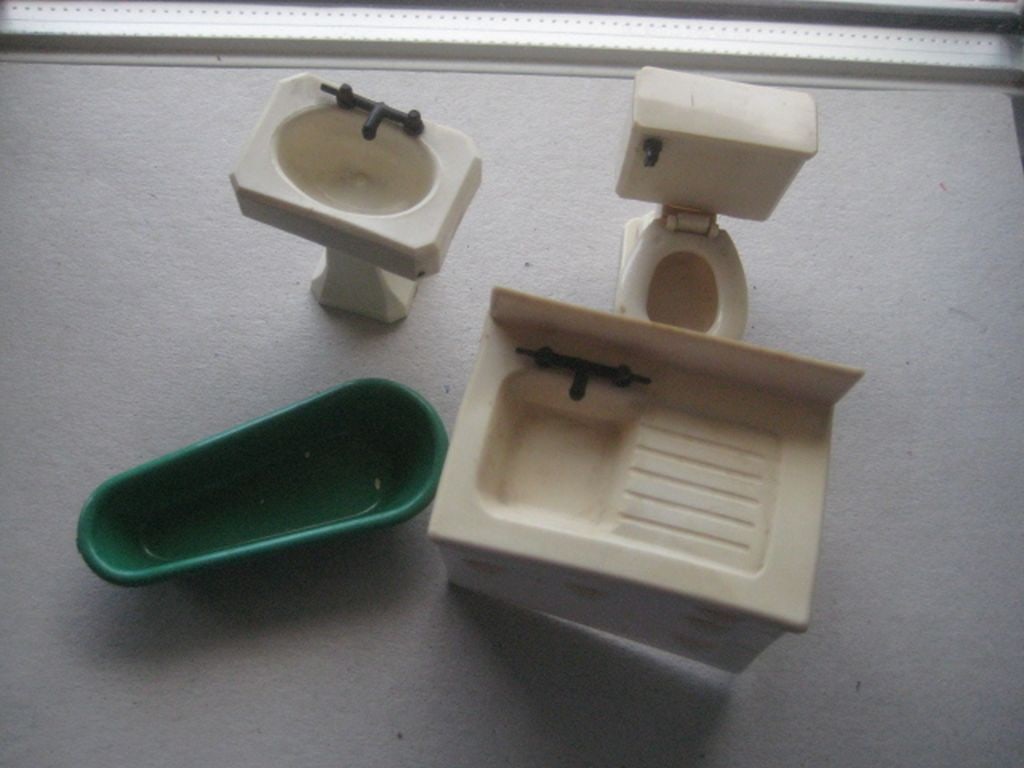 Vintage Dolls House Plastic Bathroom Suite: Title: Vintage Dolls House Plastic Bathroom Suite Description: Vintage Dolls House Plastic Bathroom Suite. Comprises of Loo, Sink, Bath and further Wash Basin. The Green Bath has the makers
