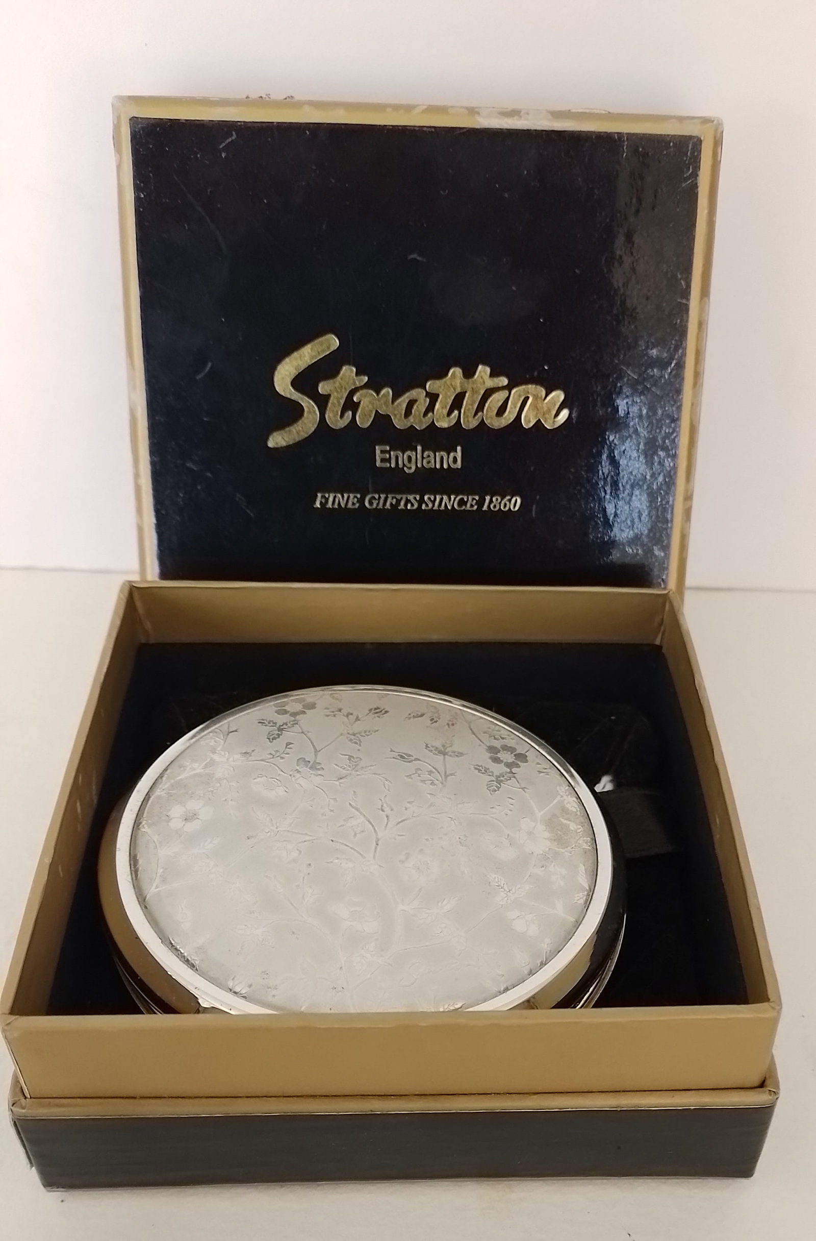 Stratton Silver Decorated Compact (1 of 3)