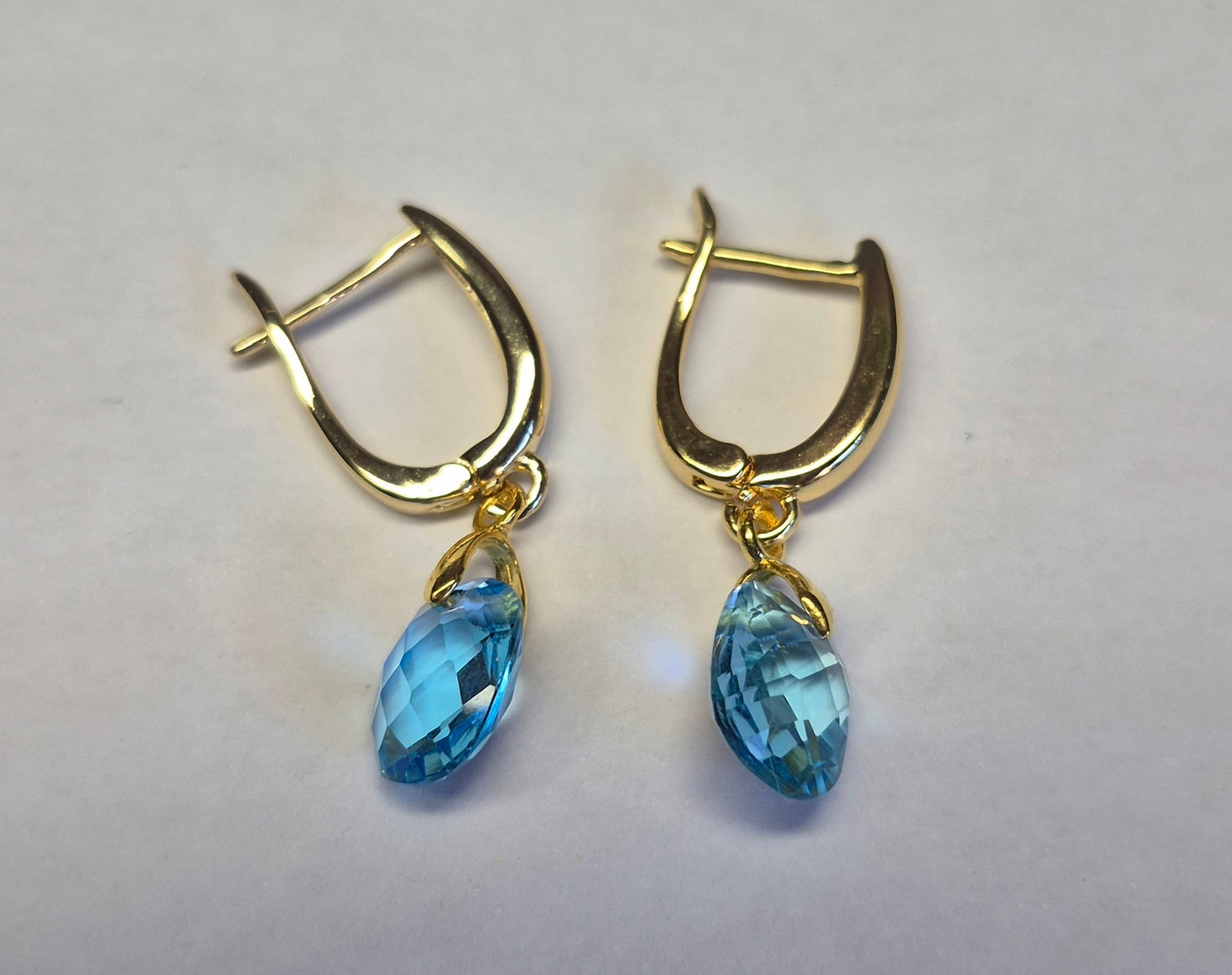 Natural Swiss Blue Topaz Drop Earrings Gold Tone Leverback Earrings: Title: Natural Swiss Blue Topaz Drop Earrings Gold Tone Leverback Earrings Description: Beautiful pair of earrings featuring genuine natural Swiss Blue Topaz gemstones with an elegant faceted check