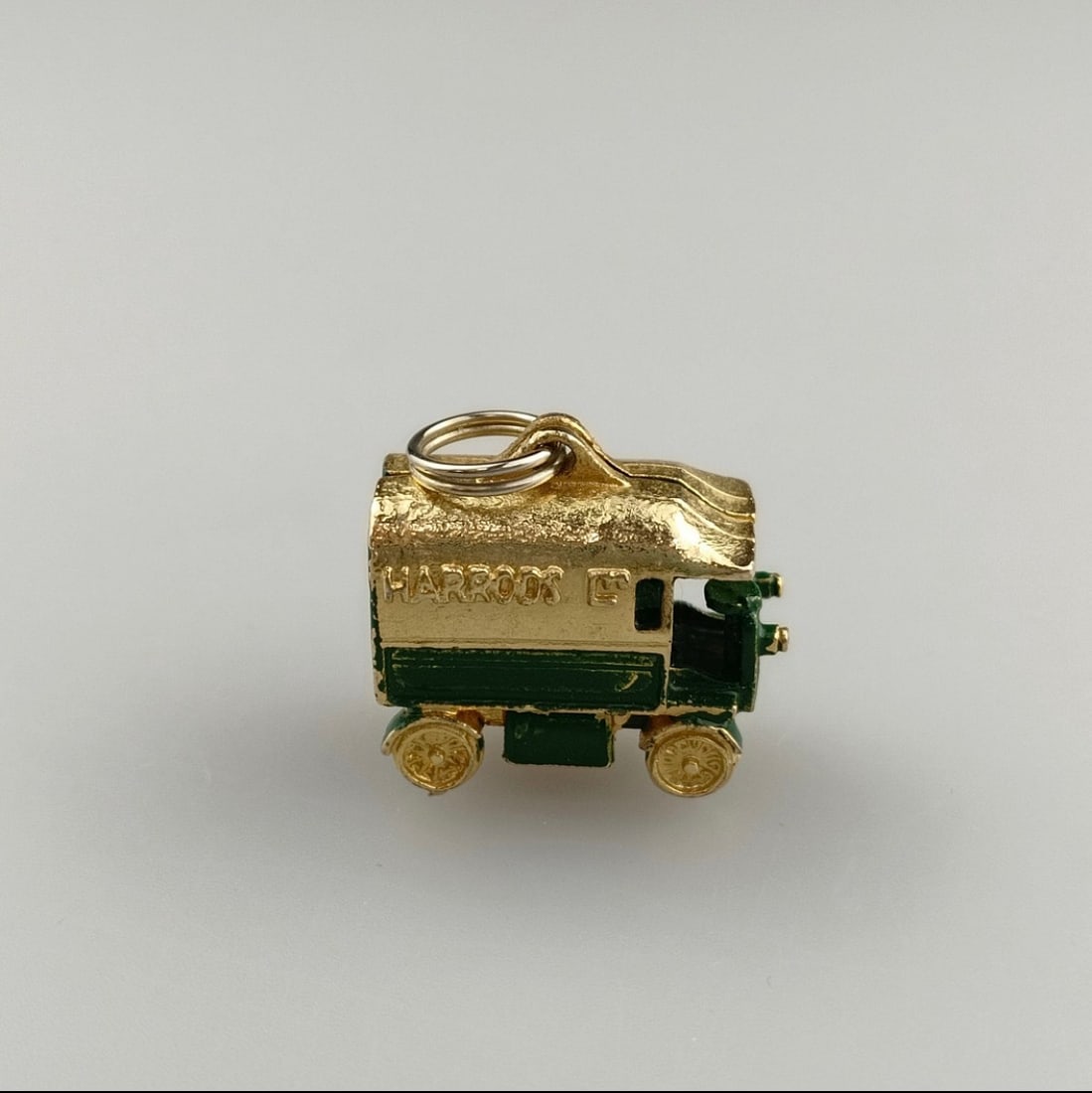 Vintage Harrods Key Holder: Title: Vintage Harrods Key Holder Description: Small delivery trailer with “ Harrods LT” lettering ( ca 2 x 2.5 cm) Weight-20 g Delivery-5 Condition: Used Delivery option: Collection