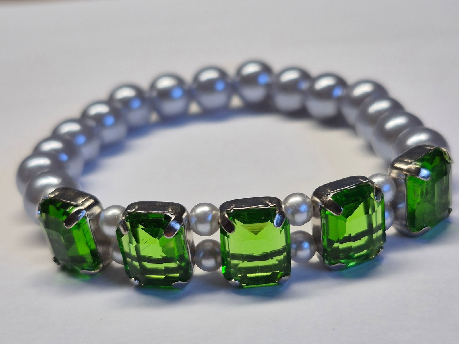 Green Crystal & Grey Pearl Stretch Bracelet – Elegant Statement Design - 3