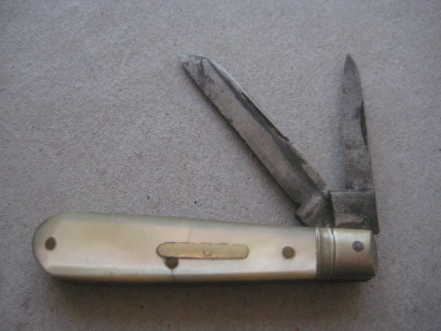 Antique French Mother of Pearl Hafted Twin Bladed Penknife, c1900: Title: Antique French Mother of Pearl Hafted Twin Bladed Penknife, c1900 Description: Antique French Mother of Pearl Hafted Twin Bladed Penknife. Dates to around 1900. Length open