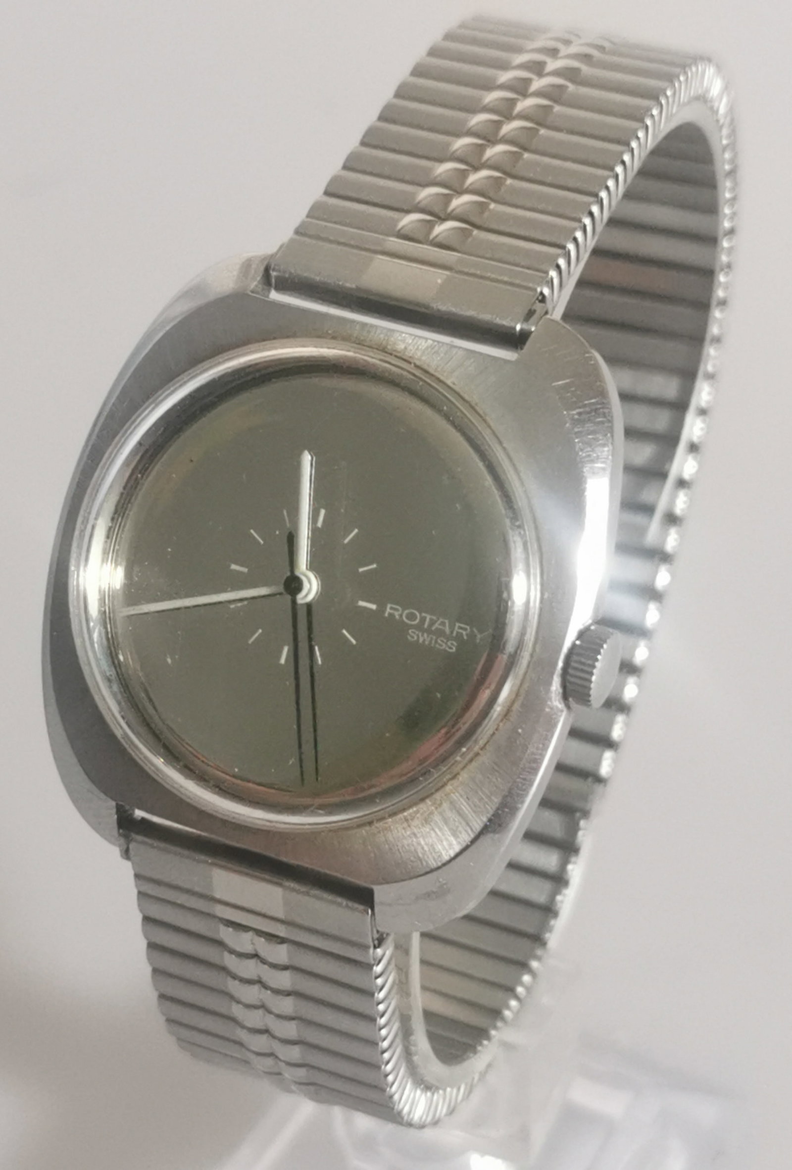 Vintage Rotary "Swiss" Mechanical Watch - 1970s Space-Age Style: Title: Vintage Rotary "Swiss" Mechanical Watch - 1970s Space-Age Style Description: This vintage Rotary watch features a bold, retro-futuristic "C-shape" or cushion-style case that is quintessential