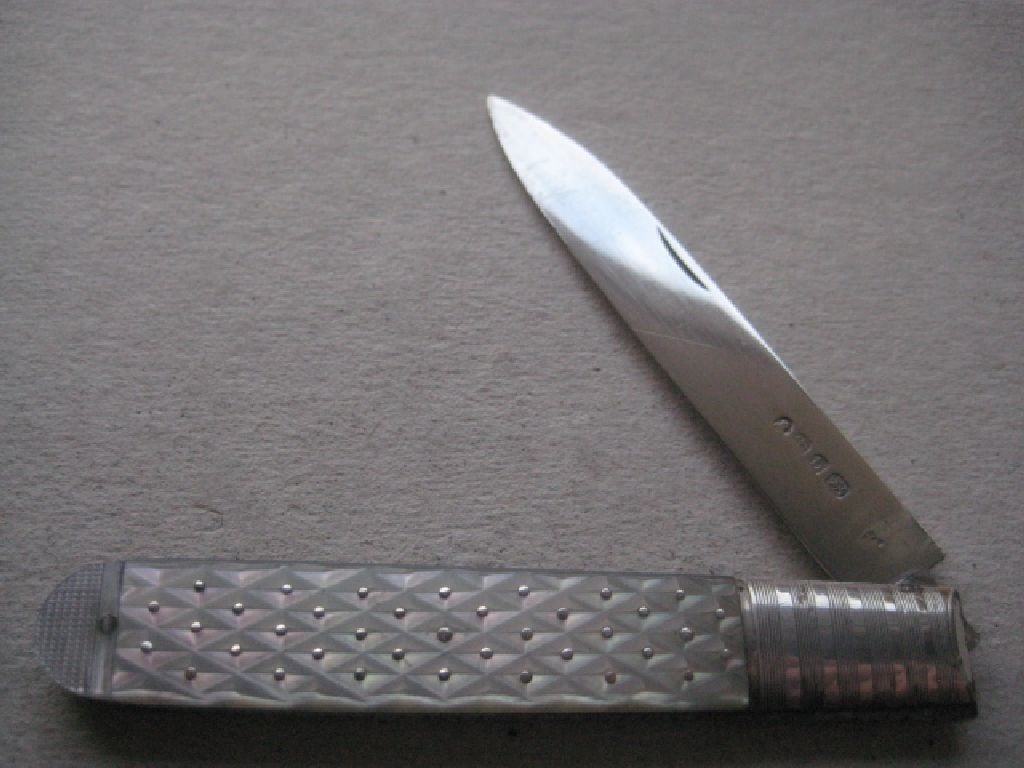 George IV Mother of Pearl Hafted Silver Bladed Folding Fruit Knife, Sheffield 1825: Title: George IV Mother of Pearl Hafted Silver Bladed Folding Fruit Knife, Sheffield 1825 Description: George IV Mother of Pearl Hafted Silver Bladed Folding Fruit Knife. The mother of pearl handle