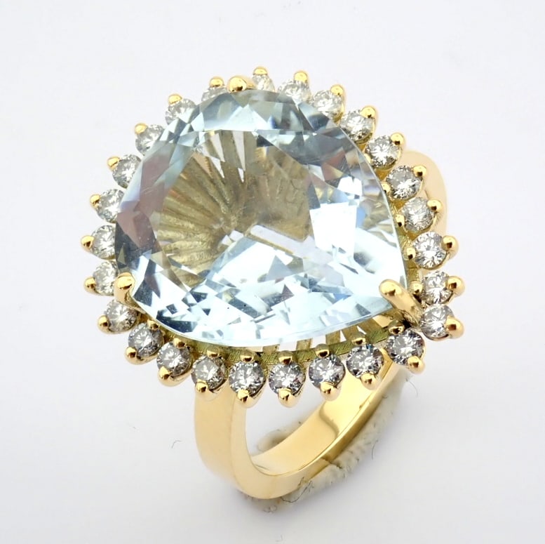 Natural Diamond 18K Yellow Gold Ring: Title: Natural Diamond 18K Yellow Gold Ring Description: An 18k yellow gold cluster ring detailed with 6.57 ct aquamarine and brilliant diamonds --------------------------------------------------