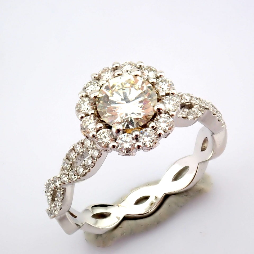 Natural Diamond 18K White Gold Ring - 8