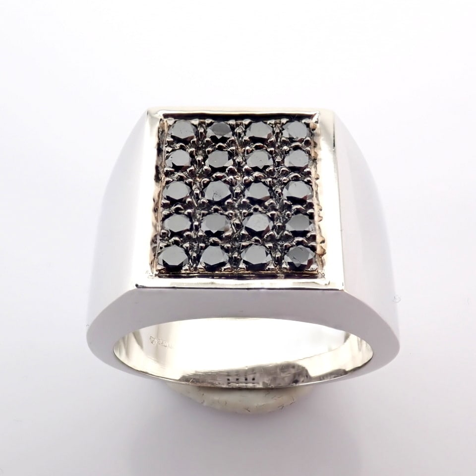 Natural Diamond 18K White Gold Ring: Title: Natural Diamond 18K White Gold Ring Description: 18K white gold ring detailed with black diamonds -------------------------------------------------- • METALS AND WEIGHTS