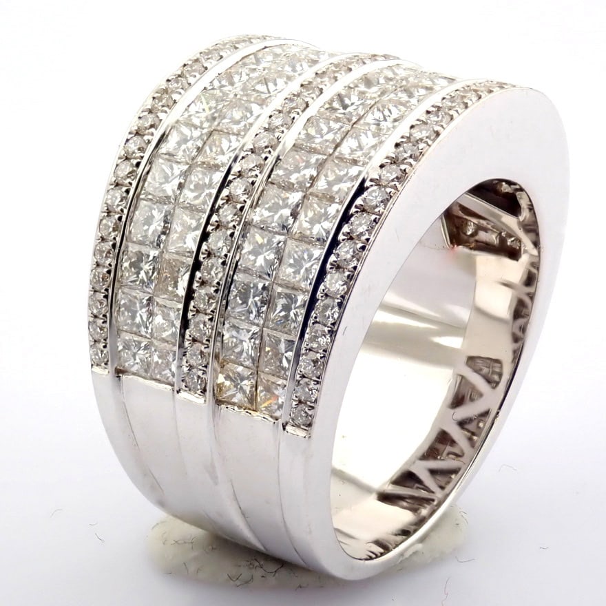 Natural Diamond 18K White Gold Ring: Title: Natural Diamond 18K White Gold Ring Description: 18K white gold ring detailed with brilliant diamonds -------------------------------------------------- • METALS AND WEIGHTS
