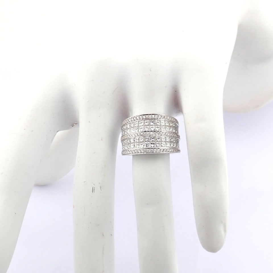Natural Diamond 18K White Gold Ring - 8