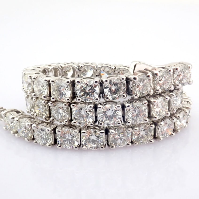 Natural Diamond 14 White Gold Bracelet: Title: Natural Diamond 14 White Gold Bracelet Description: 14K white gold tennis bracelet detailed with brilliant diamonds -------------------------------------------------- • METALS AND