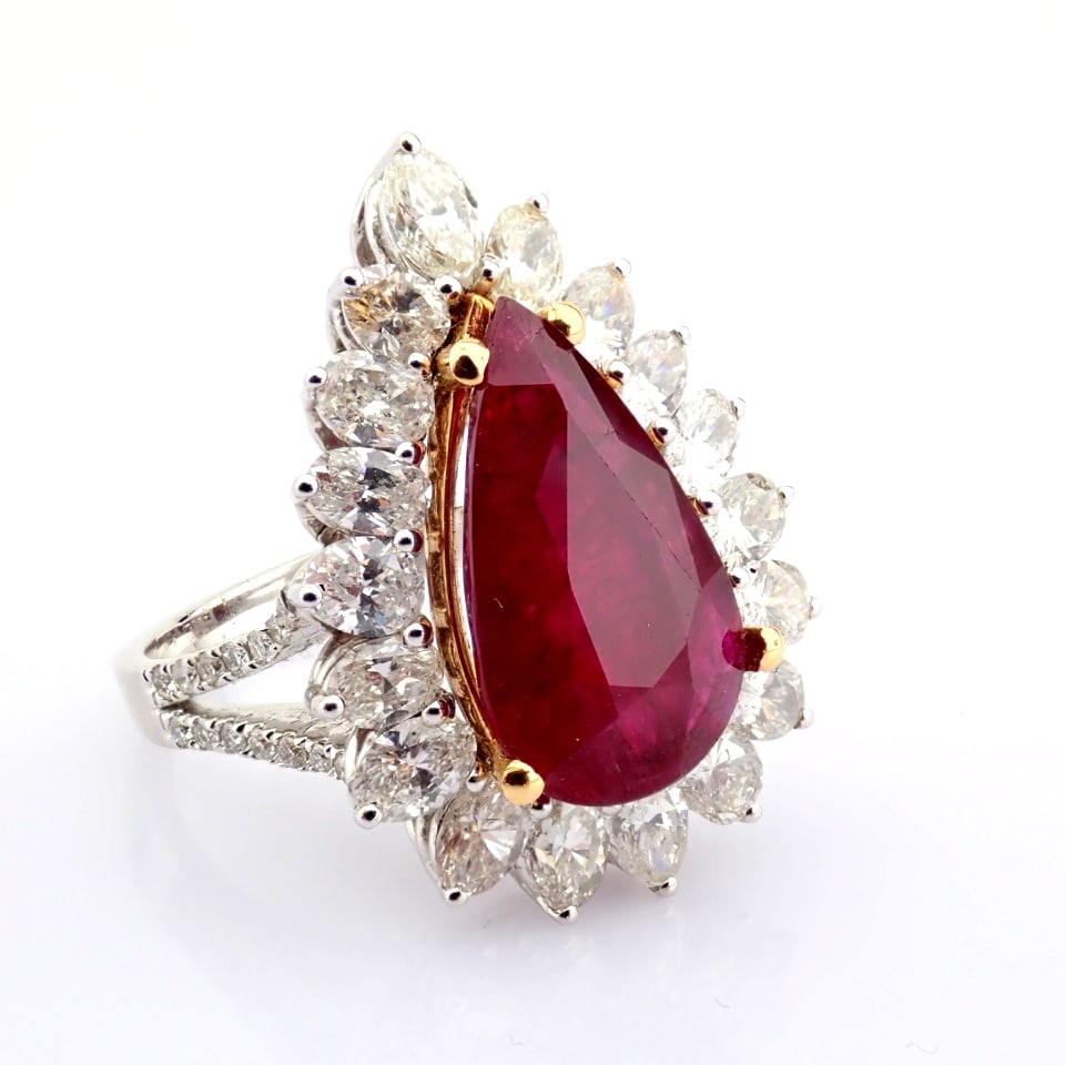 Natural Diamond 18K White Gold Ring: Title: Natural Diamond 18K White Gold Ring Description: A luxurious 18K white gold cluster ring detailed with 5.46 ct Ruby and 2.76 ct brilliant diamonds ----------------------------------------