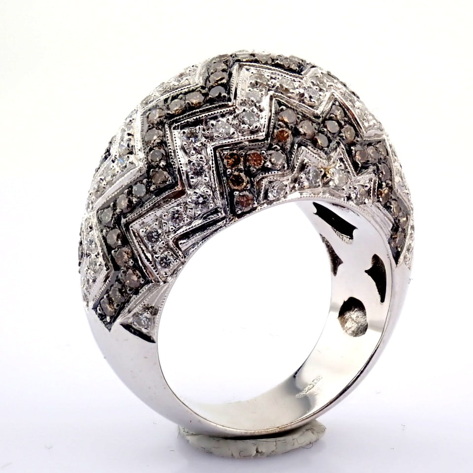 Natural Diamond 18K White Gold Ring: Title: Natural Diamond 18K White Gold Ring Description: 18K white gold ring detailed with brilliant diamonds -------------------------------------------------- • METALS AND WEIGHTS