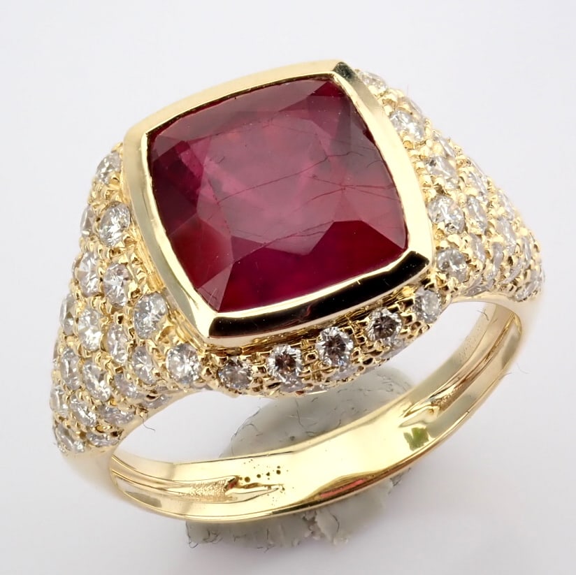Natural Diamond 14K Yellow Gold Ring: Title: Natural Diamond 14K Yellow Gold Ring Description: An exquisite 14k yellow gold ring detailed with Ruby glass and brilliant diamonds -------------------------------------------------- •