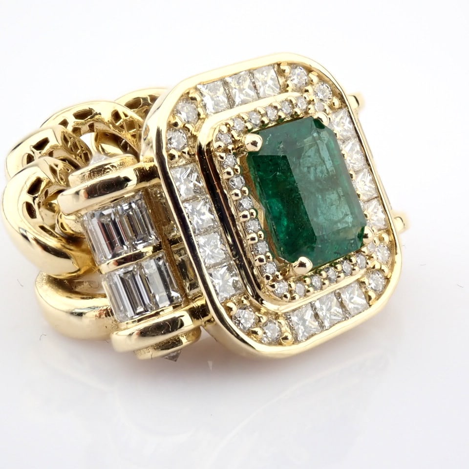 Natural Diamond 14K Yellow Gold Ring: Title: Natural Diamond 14K Yellow Gold Ring Description: 14K chain ring detailed with emerald and brilliant diamonds -------------------------------------------------- • METALS AND WEIGHTS
