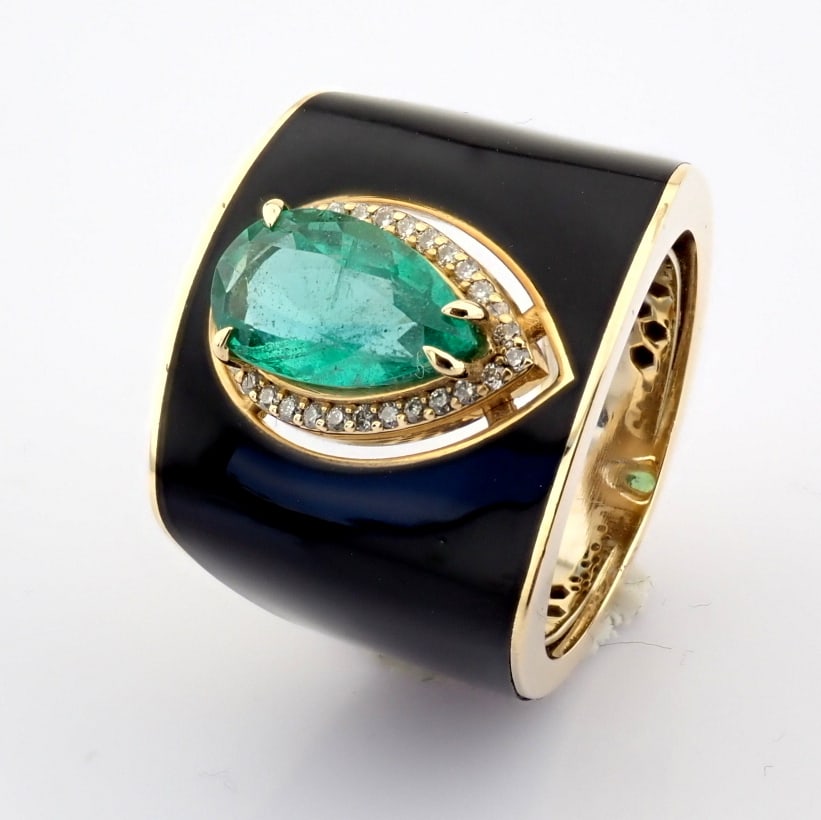 Natural Diamond 14K Yellow Gold Ring: Title: Natural Diamond 14K Yellow Gold Ring Description: A luxurious gold ring featuring black laser enamel, elegantly adorned with vibrant 2.14 ct Emerald and brilliant diamonds