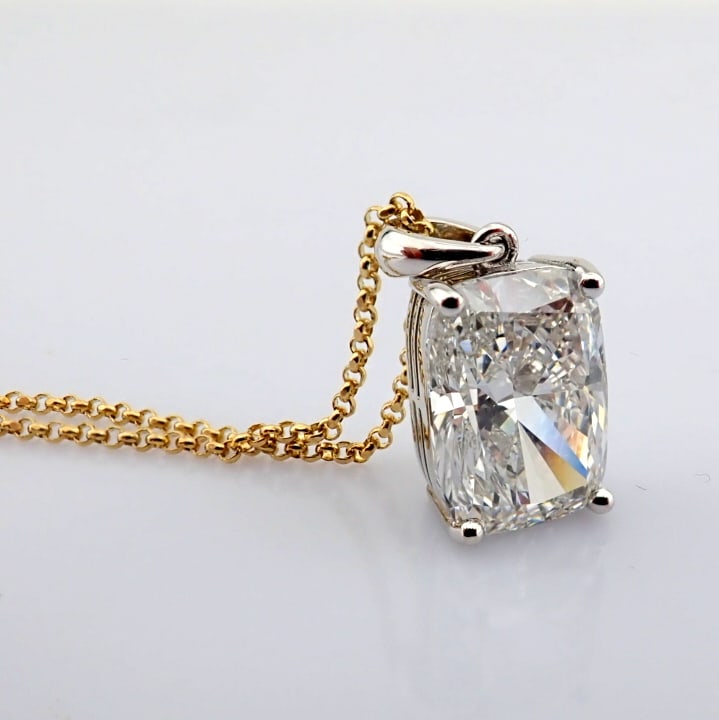 Cushion Cut Lab-Grown Diamond Necklace - 4.81 Total Carat (IGI Certified): Title: Cushion Cut Lab-Grown Diamond Necklace - 4.81 Total Carat (IGI Certified) Description: -------------------------------------------------- METALS AND WEIGHTS : -14K Yellow /White Gold 3.7 gr