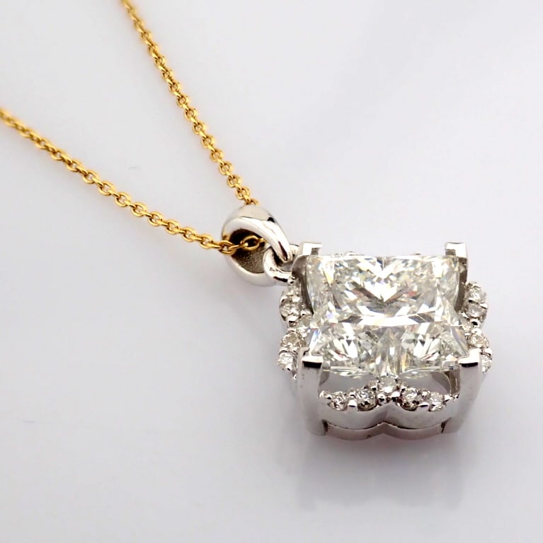 Flower Cut Lab-Grown Diamond Necklace - 2.08 Total Carat (IGI Certified): Title: Flower Cut Lab-Grown Diamond Necklace - 2.08 Total Carat (IGI Certified) Description: -------------------------------------------------- METALS AND WEIGHTS : -14K Yellow/White Gold 2.58 gr