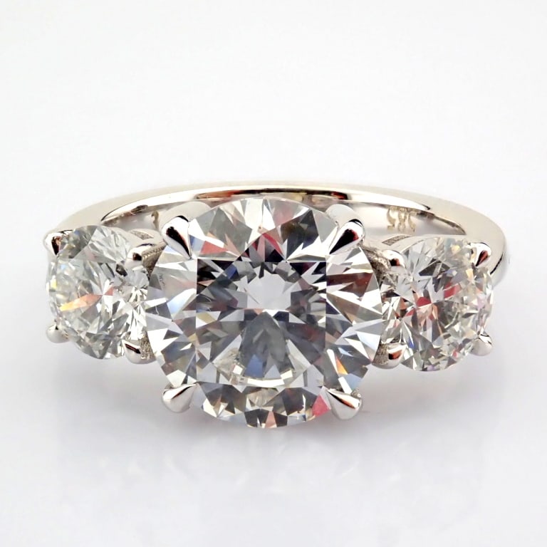 Round Cut Lab-Grown Diamond Ring - 4.71 Total Carat (IGI Certified): Title: Round Cut Lab-Grown Diamond Ring - 4.71 Total Carat (IGI Certified) Description: -------------------------------------------------- METALS AND WEIGHTS : -14K White Gold 4.32 gr<