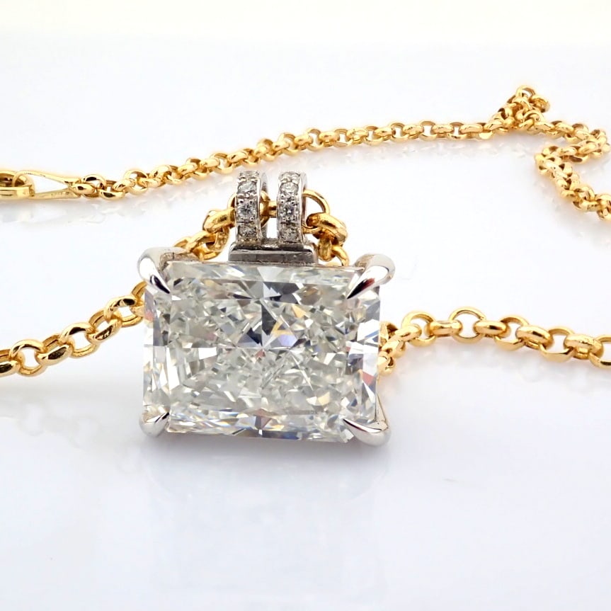 Radiant Cut Lab-Grown Diamond Necklace - 6.07 Total Carat (IGI Certified): Title: Radiant Cut Lab-Grown Diamond Necklace - 6.07 Total Carat (IGI Certified) Description: -------------------------------------------------- METALS AND WEIGHTS : -14K Yellow/White Gold 6.68 gr