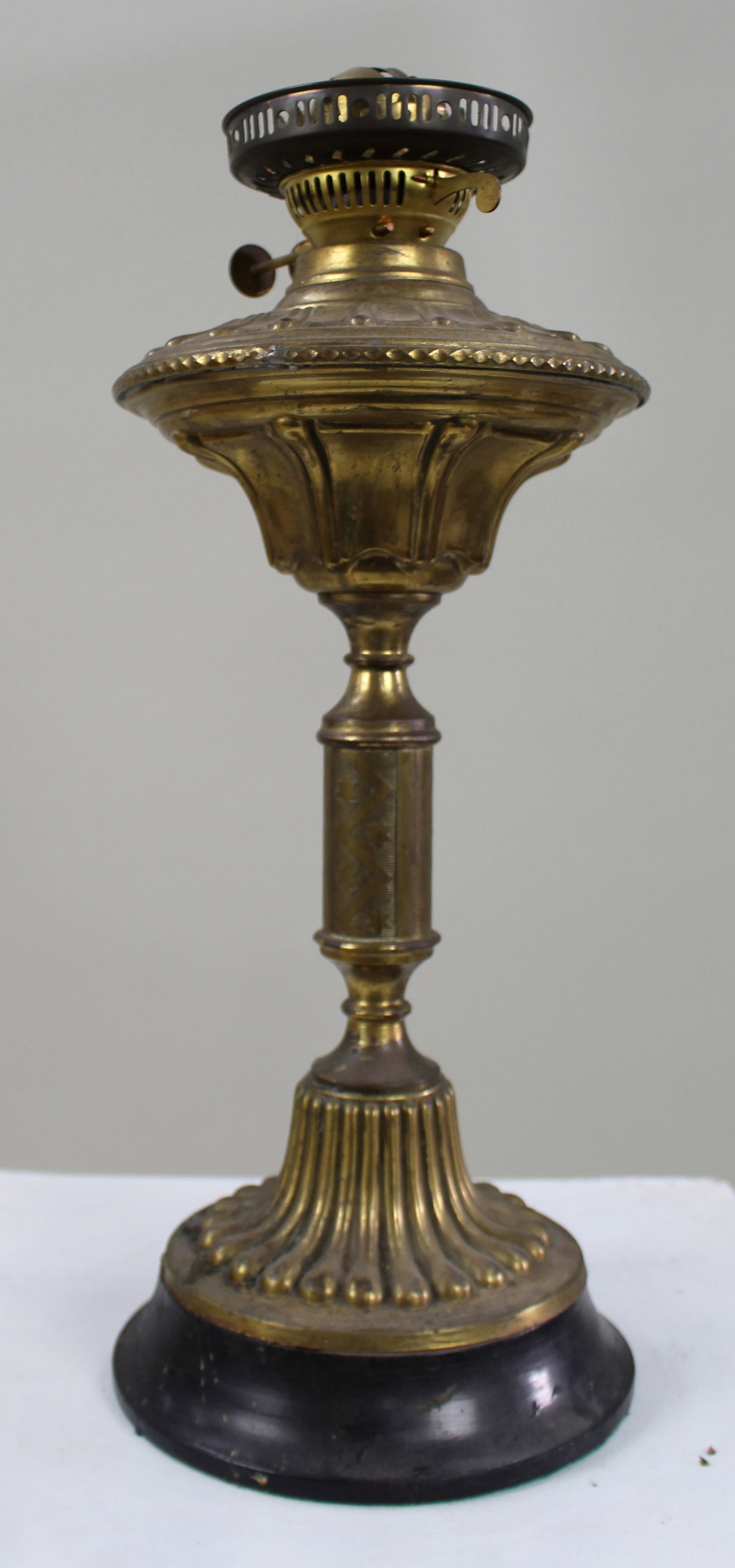 Antique Victorian Brass Duplex Oil Lamp Base (1 of 4)
