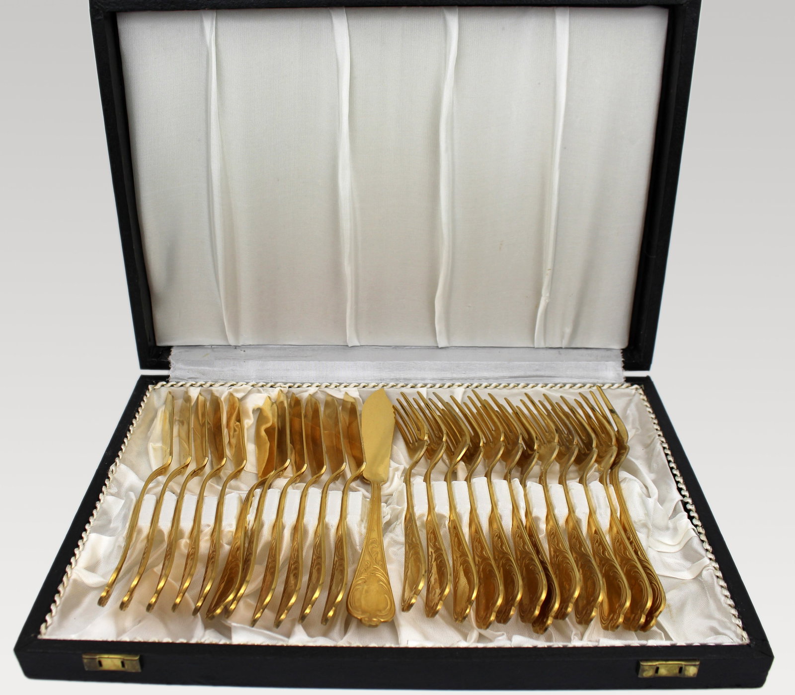 Vintage German Solingen Gold-Plated 12 Place Fish Flatware Canteen: Title: Vintage German Solingen Gold-Plated 12 Place Fish Flatware Canteen Description: Vintage German Solingen Gold-Plated 12 Place Fish Flatware Canteen A finely presented vintage Solinge