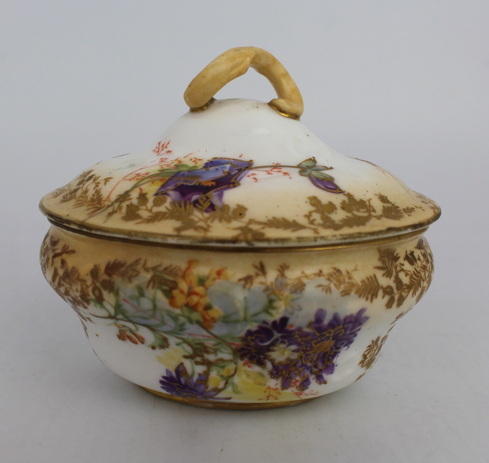 Small Royal Doulton Lidded Bowl c.1900: Title: Small Royal Doulton Lidded Bowl c.1900 Description: Small Royal Doulton Lidded Bowl c.1900 Finely hand painted and gilded antique bowl Measures 9 x 8 x7 (height) cm. No chips, cracks or
