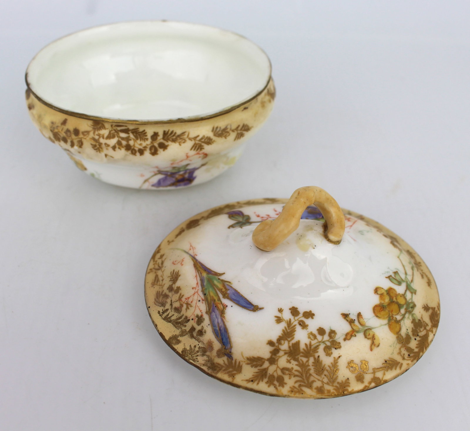 Small Royal Doulton Lidded Bowl c.1900 - 4